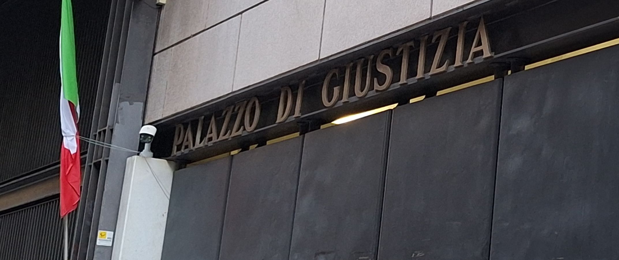 Ingresso palazzo Giustizia Genova.jpg